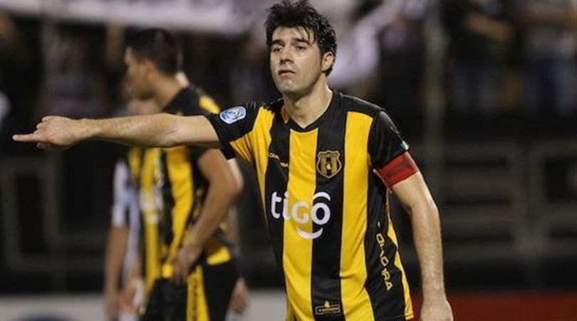 Julio César Cáceres, jugador de Guaraní, en serios problemas.