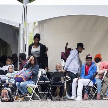 Inmigrantes que ya no confían en Estados Unidos huyen a Canadá a pie